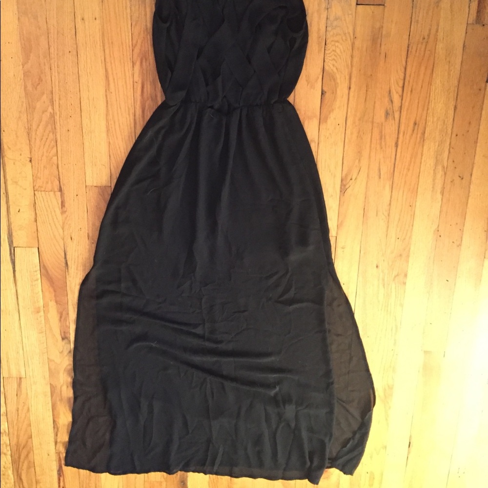 Sleveless black dress